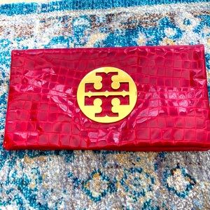 Tory burch clutch .